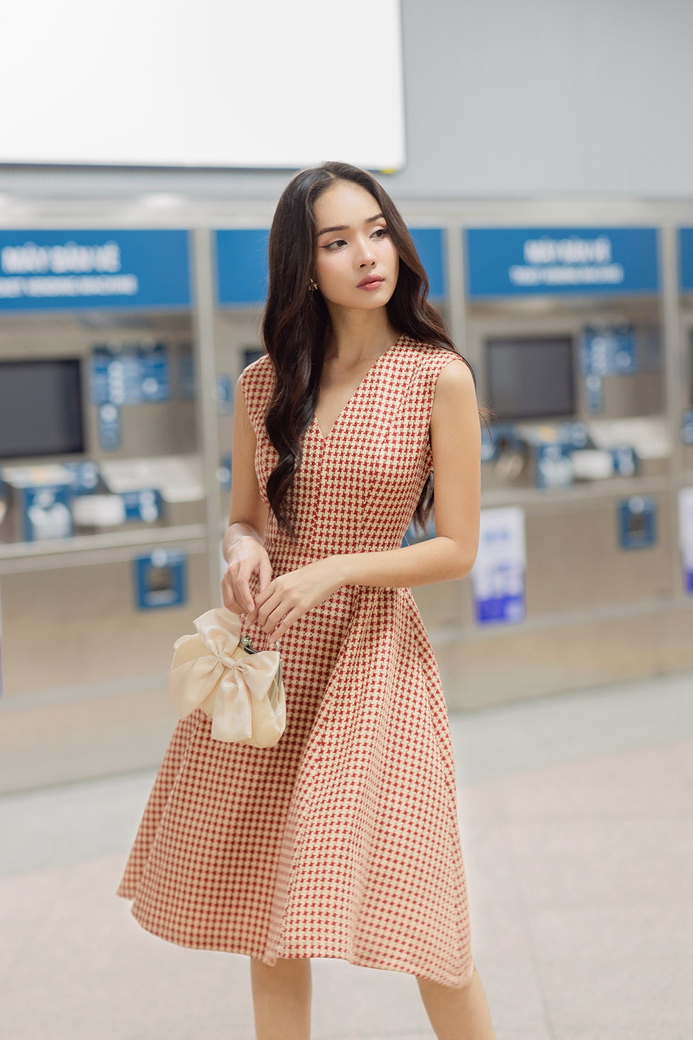Đầm tweed sát nách dáng xòe màu đỏ rượu, gam màu ấm áp làm sáng da ngăm