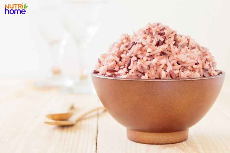 Gạo lứt giúp sữa mẹ sánh thơm, bé tăng cân khỏe mạnh