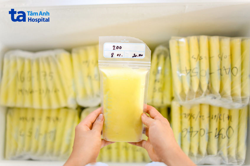 Ghi rõ ngày giờ hút sữa giúp theo dõi thời gian bảo quản sữa mẹ