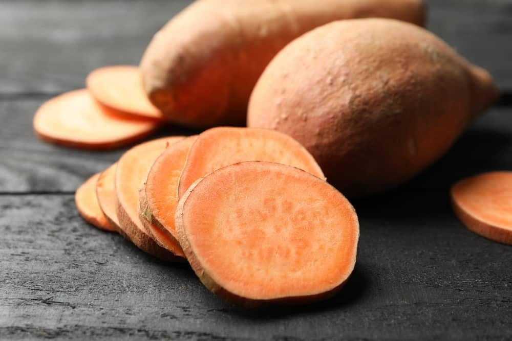 Bảng giá trị dinh dưỡng chi tiết của khoai lang, cho thấy nhiều vitamin và khoáng chất cần thiết khi mang thai