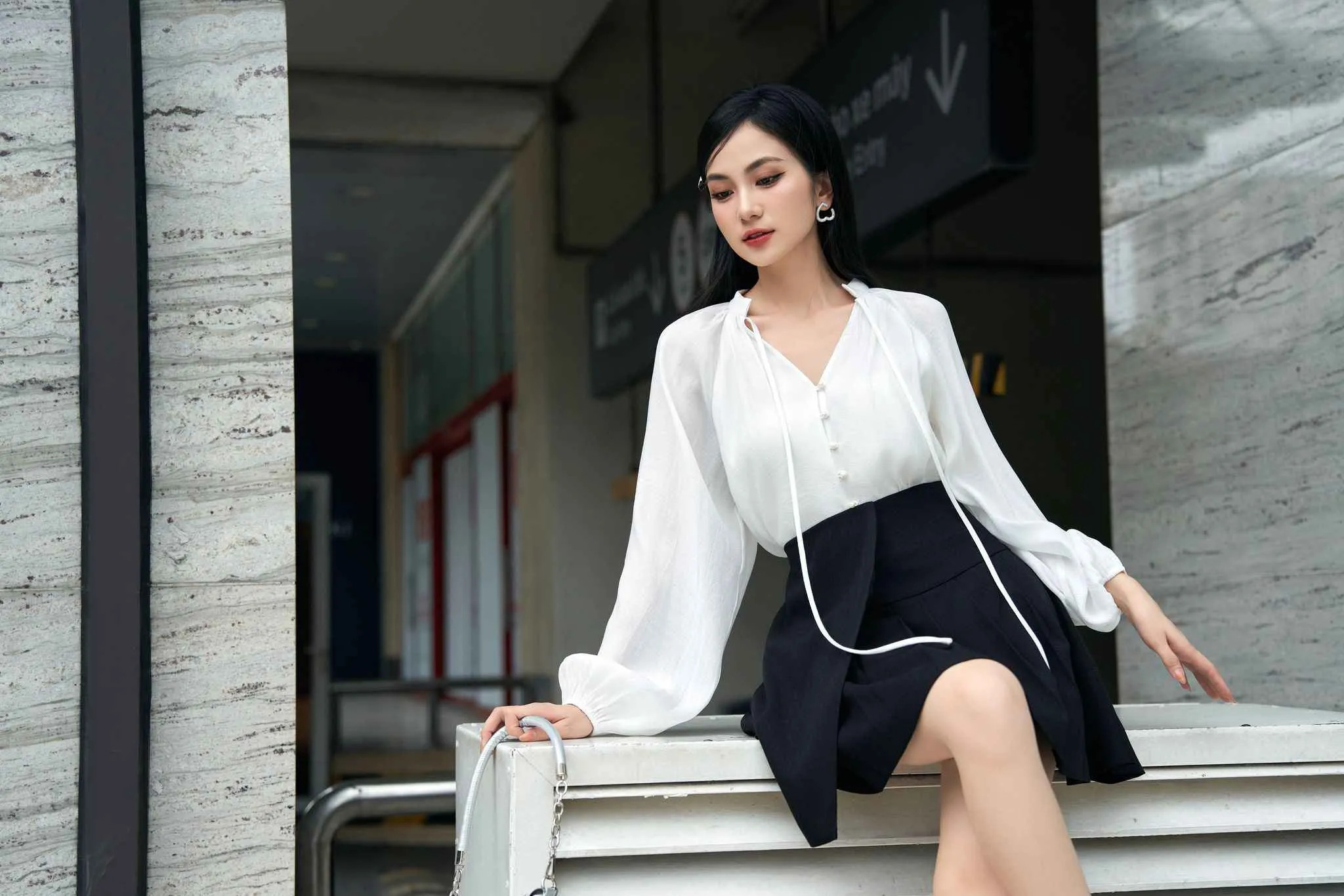 Áo sơ mi cổ chữ V quyến rũ nhưng vẫn thanh lịch