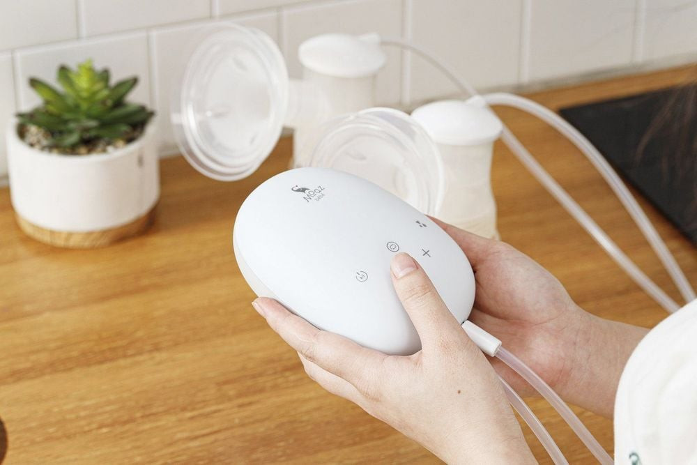 Máy hút sữa - vật dụng hữu ích trong danh mục đồ đi sinh cho bé và mẹ, đặc biệt khi mẹ chưa thể cho con bú trực tiếp.