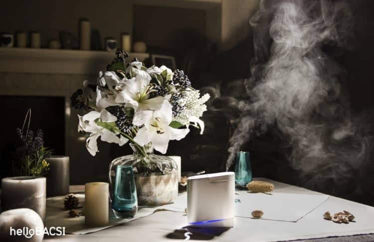 Phụ nữ thư giãn trong phòng có máy phun sương tạo ẩm hoạt động, mang lại không khí dễ chịu