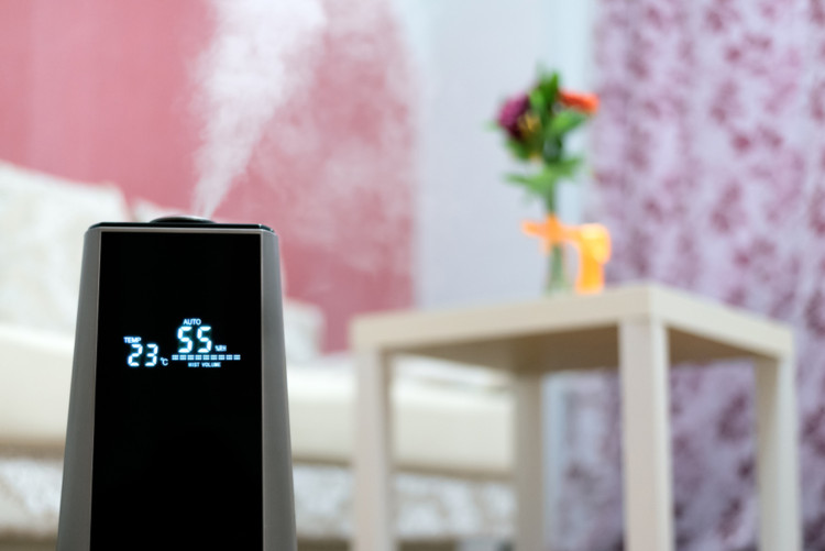 Đổ nước sạch vào máy phun sương tạo ẩm theo hướng dẫn sử dụng
