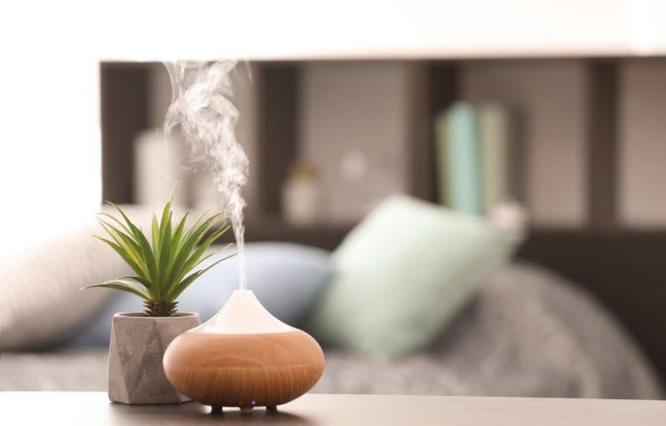 Không gian phòng ngủ hiện đại với máy phun sương tạo ẩm giúp duy trì độ ẩm lý tưởng