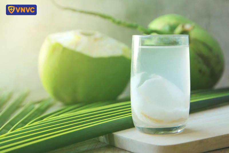 Nước dừa giúp bổ sung điện giải và khoáng chất, hỗ trợ người bệnh sốt xuất huyết bù nước hiệu quả