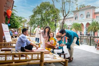 Gia đình vui chơi giải trí vào dịp Trung thu