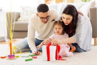 Bố mẹ lựa chọn quà Trung thu phù hợp cho con