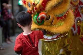 Bé trai trong trang phục múa lân ngày Trung thu