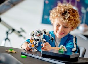 Bé trai chơi Lego, rèn luyện tư duy sáng tạo