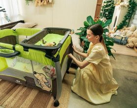 Bé sơ sinh ngủ ngon trong chiếc nôi êm ái
