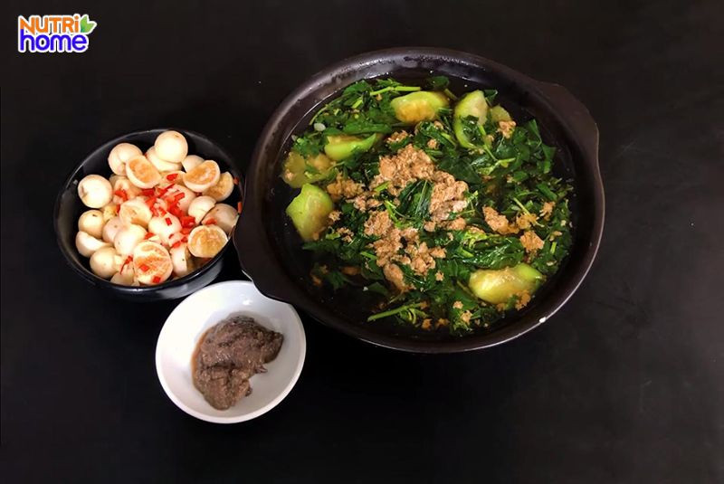 Canh rau đay giúp sữa mẹ về nhiều và đặc sánh hơn