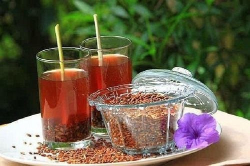 Uống nước gạo lứt rang giúp sữa mẹ sánh đặc, mát lành và cung cấp nhiều vitamin B cùng khoáng chất cho bé.