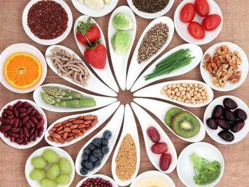 Mẹ sau sinh bổ sung đa dạng rau xanh, cá và ngũ cốc để sữa mẹ đặc, mát và dồi dào dinh dưỡng cho con tăng cân.