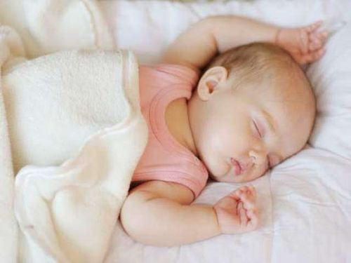 Trẻ sơ sinh ngủ ngon trong nhiệt độ phòng lý tưởng được điều chỉnh hợp lý