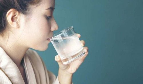 Bổ sung nước đầy đủ cho mẹ sau sinh