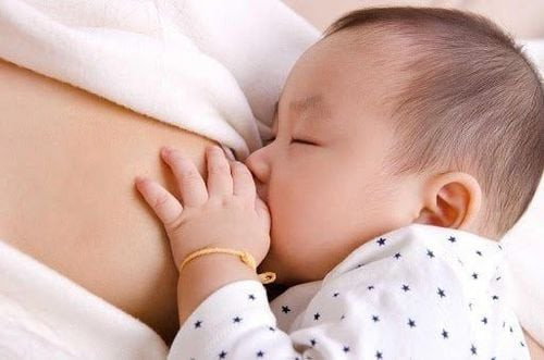 Dấu hiệu bé đã bú đủ lượng sữa cần thiết thông qua sự phát triển và trạng thái