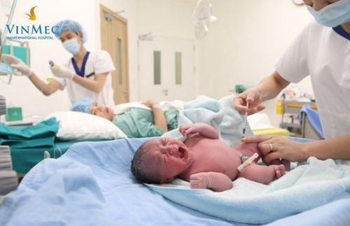 Danh sách đồ đi sinh cần thiết cho mẹ, bao gồm băng vệ sinh, quần lót giấy và vật dụng cá nhân.