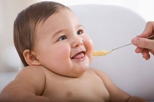 Phụ huynh cần cân nhắc liều lượng để tránh tác hại của váng sữa đối với sức khỏe của trẻ.