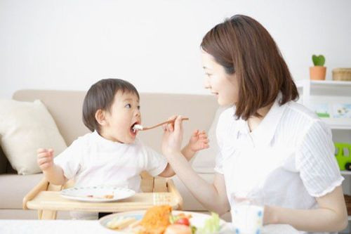 Chai dầu ô liu, một lựa chọn tốt trong các loại dầu ăn dặm cho bé