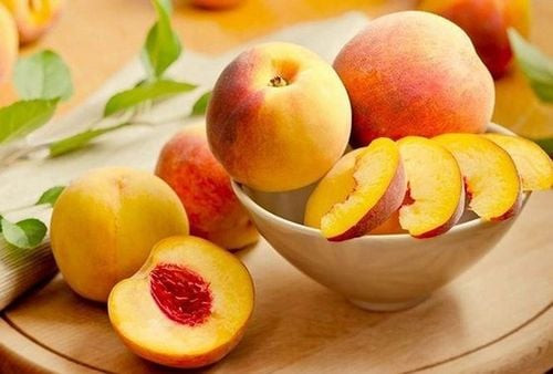Bà bầu có thể ăn đào với lượng vừa phải và đúng cách