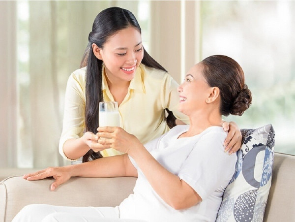 Sữa Ensure được sử dụng hỗ trợ tăng cường sức khỏe cho người lớn tuổi