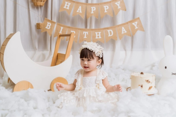 Lễ thôi nôi là phong tục truyền thống quan trọng trong văn hóa Việt Nam, kỷ niệm năm đầu đời của bé
