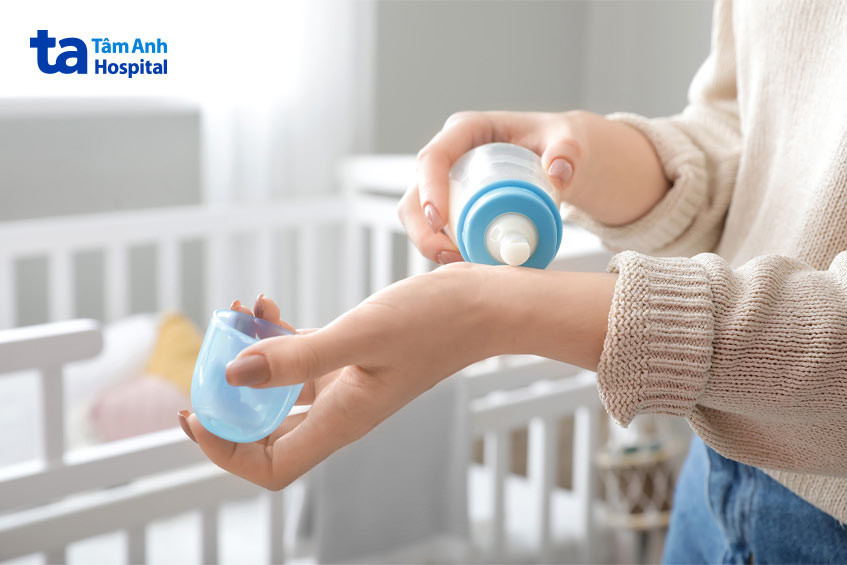 Kiểm tra độ ấm của sữa mẹ trước khi cho bé bú đảm bảo an toàn