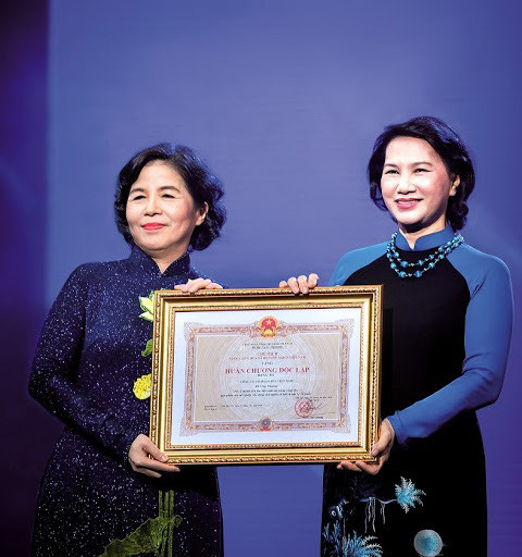 Vinamilk đón nhận Huân chương Độc Lập, vinh danh 40 năm cống hiến vì dinh dưỡng Việt Nam.