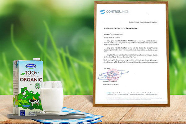 Chứng nhận Global GAP và Organic của Vinamilk từ Control Union Hà Lan, minh chứng cho chất lượng sản phẩm.