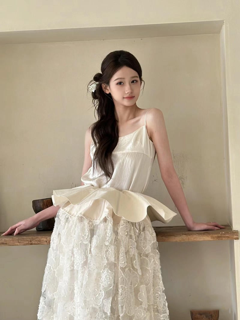 Kiểu tóc búi lệch thấp duyên dáng, phù hợp với đầm dạ hội