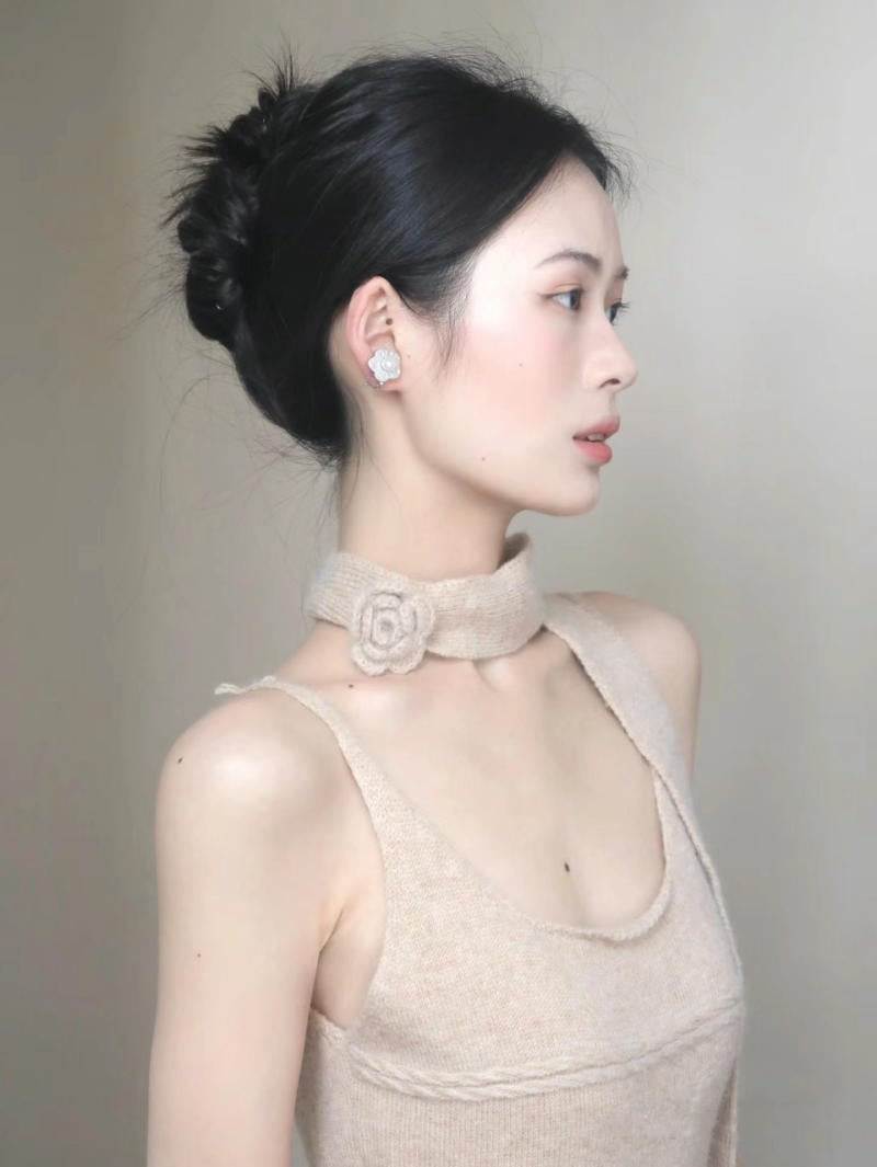 Kiểu tóc búi gọn gàng thanh lịch, phù hợp mọi outfit