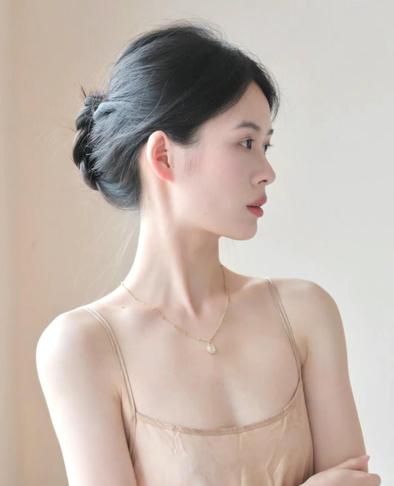 Nàng công sở thanh lịch với tóc búi gọn gàng