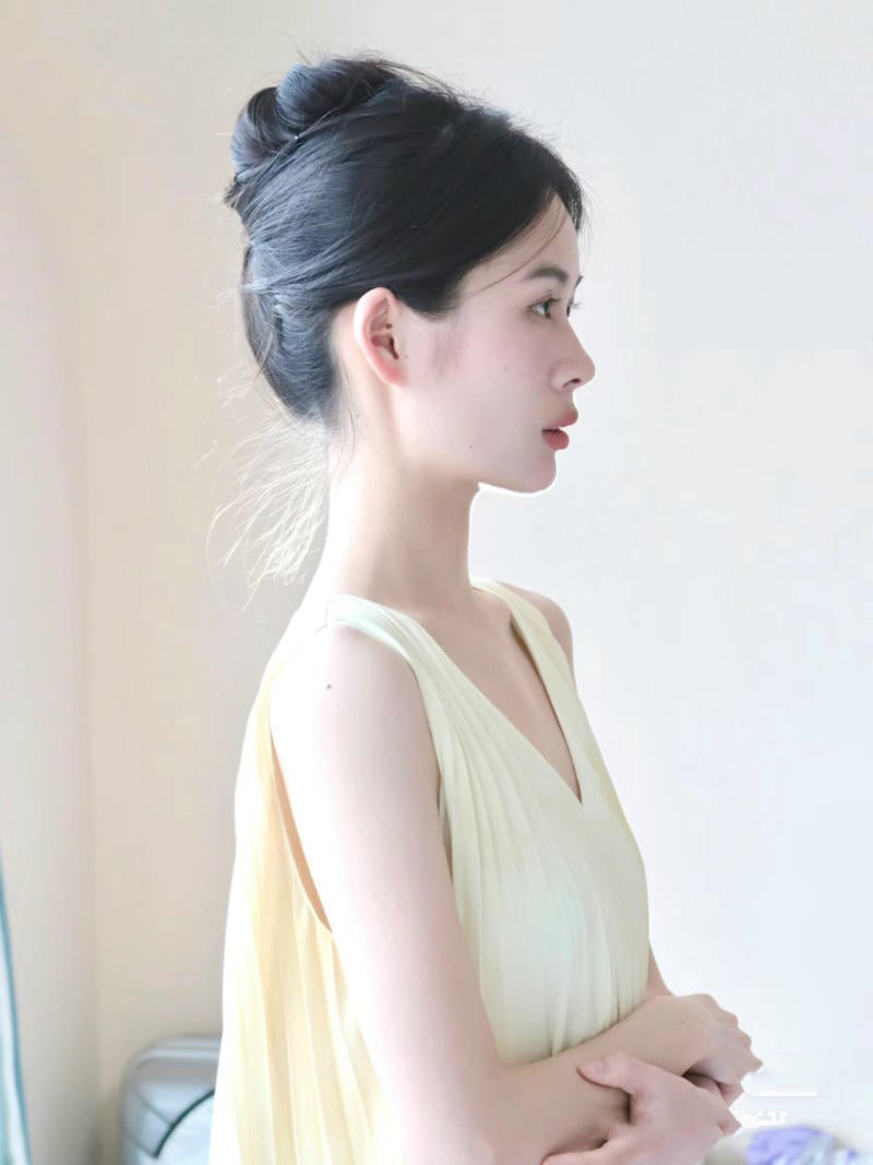 Tóc búi gọn gàng đơn giản mà vẫn sang trọng, cuốn hút