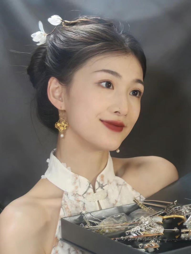 Kiểu tóc búi cao cài phụ kiện hoa trang nhã