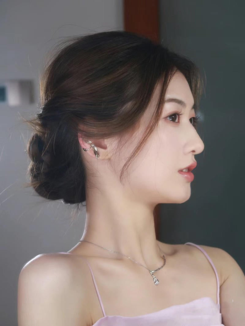 Tóc búi gọn gàng thanh lịch, dễ dàng kết hợp trang phục