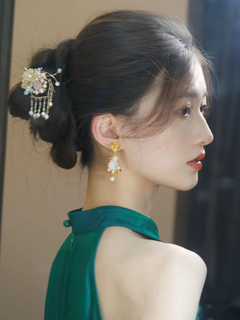 Tóc búi thanh lịch cố định bằng trâm cài đơn giản