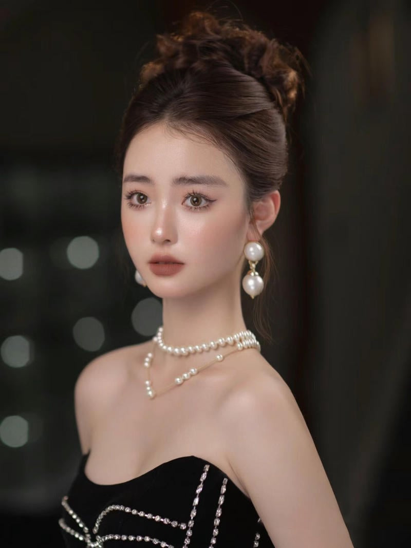 Kiểu tóc búi cao đánh rối tự nhiên, phóng khoáng cho tiệc đêm