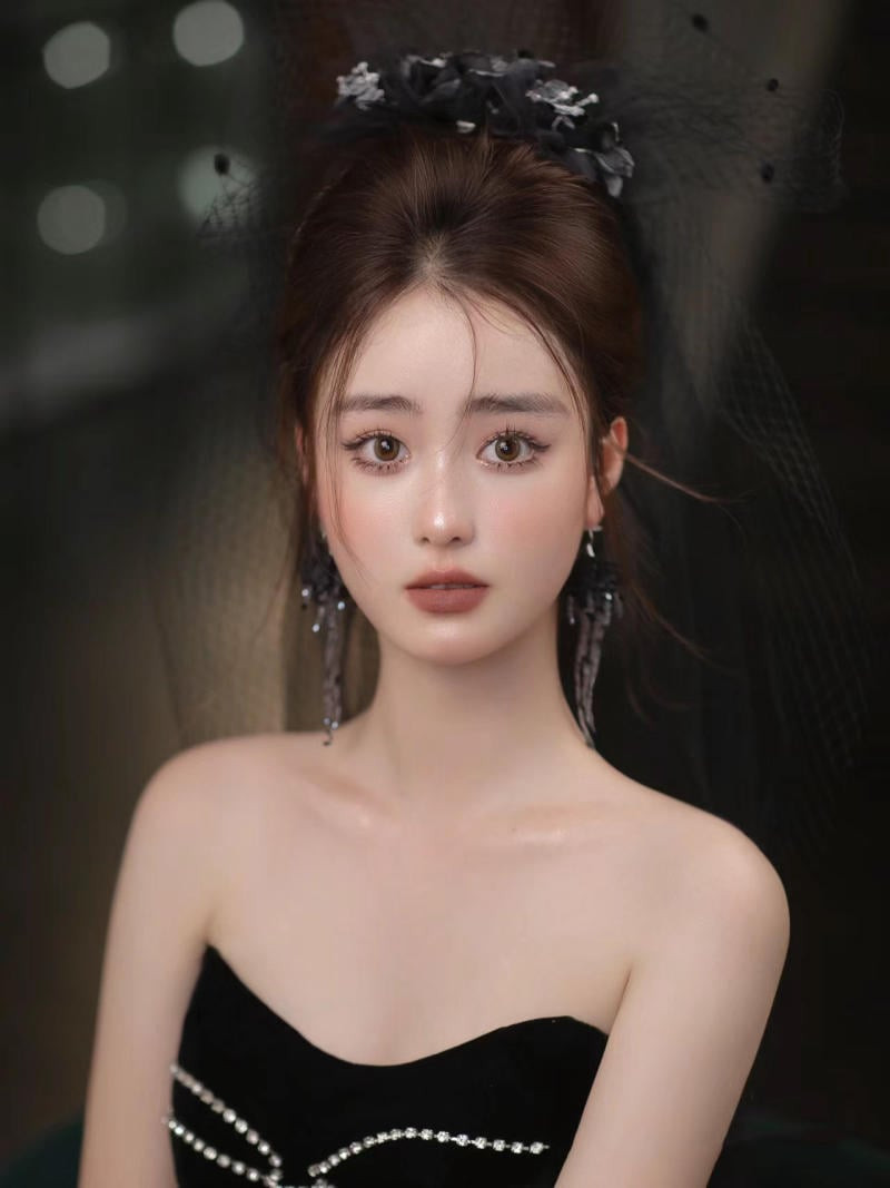 Tóc búi cao đánh rối và mũ lưới đội lệch độc đáo