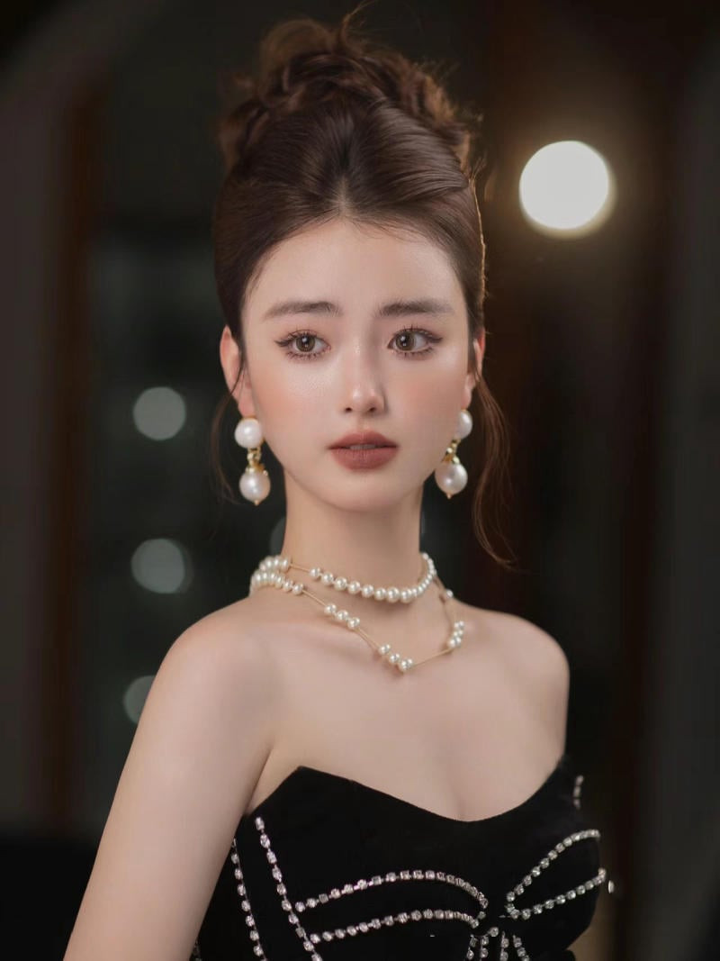 Tóc búi cao đánh rối tạo điểm nhấn với vòng cổ ngọc trai