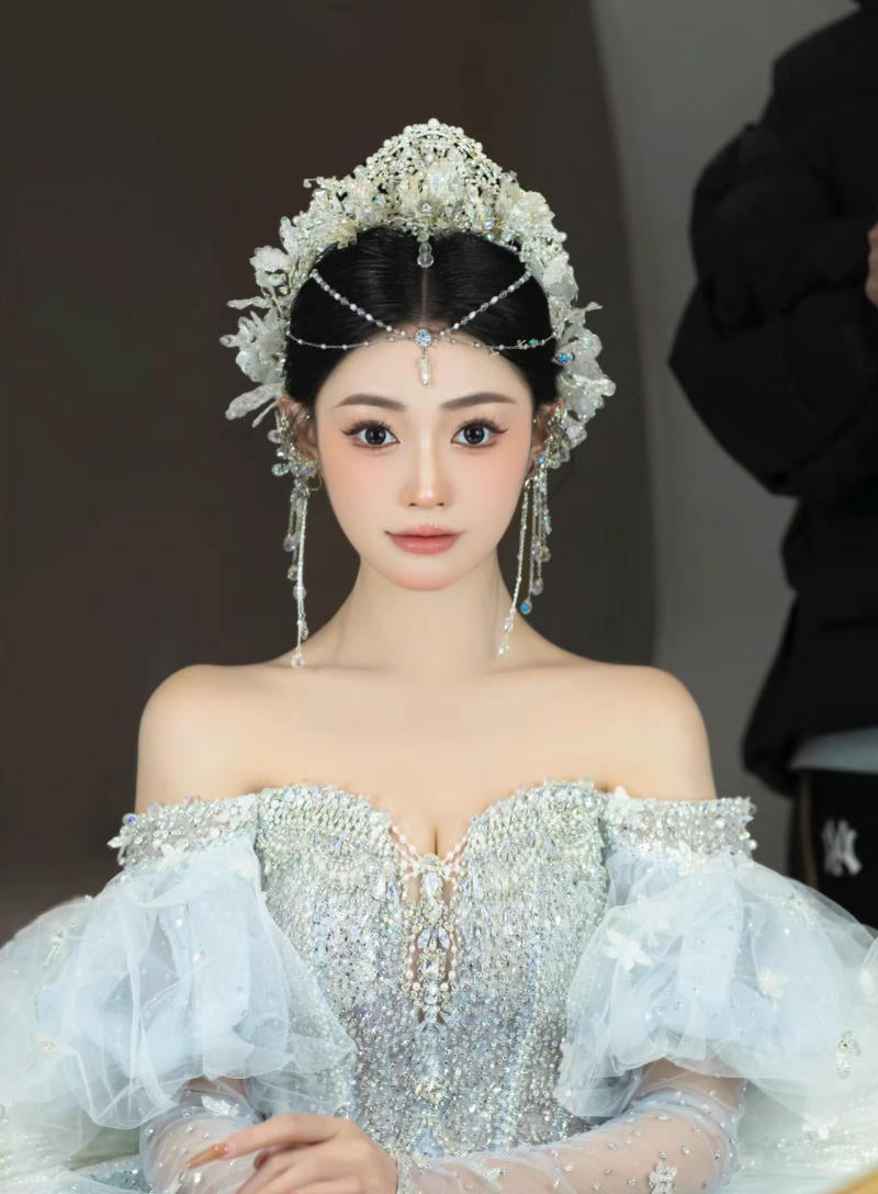 Kiểu tóc búi cao với băng đô đính đá sang trọng cho cô dâu