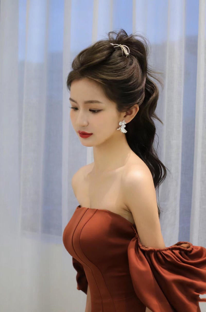 Tóc cột cao suông thẳng thanh lịch dự tiệc