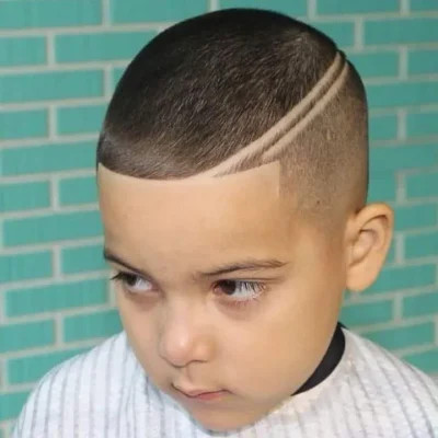 Bé trai mạnh mẽ với kiểu tóc Buzz Cut đơn giản mà vẫn toát lên sự tinh nghịch
