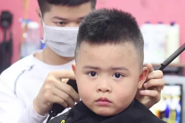 Bé trai với kiểu tóc Buzz Cut siêu ngắn, khỏe khoắn và tiện lợi, lý tưởng cho mùa hè