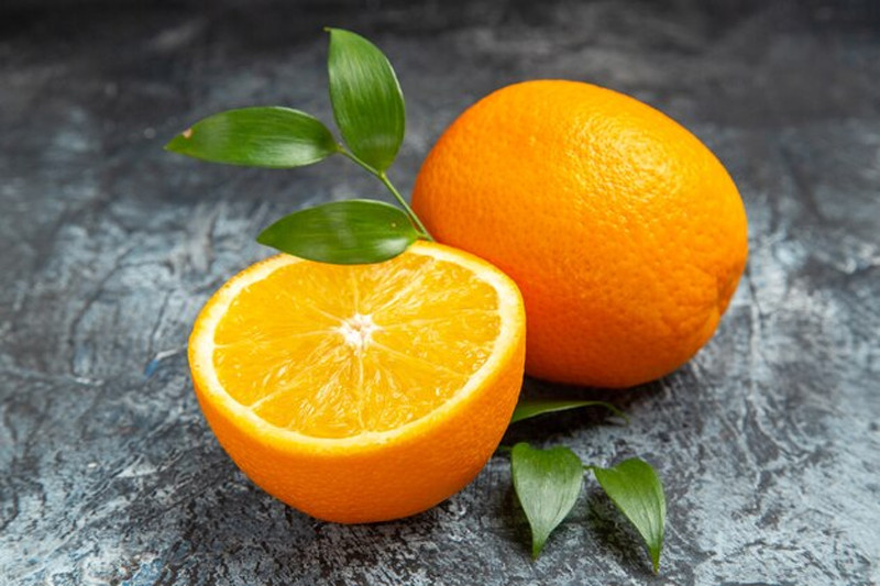 Trái cây họ cam quýt như cam, quýt, bưởi cung cấp vitamin C dồi dào, hỗ trợ phục hồi sức khỏe mẹ sau sinh mổ.