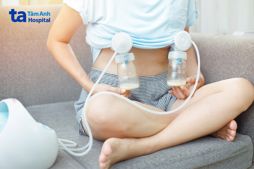 Vắt sữa bằng tay hoặc dùng máy hút sữa giúp mẹ chủ động nguồn sữa