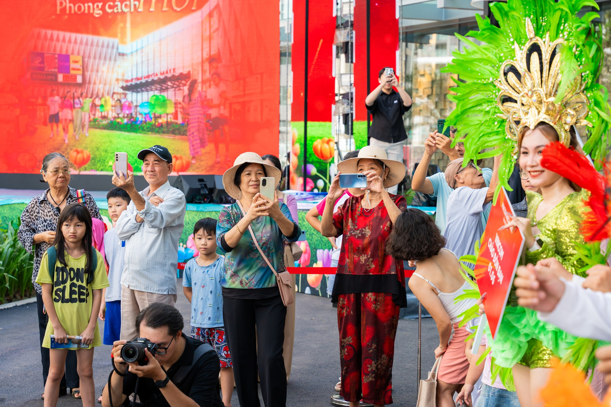 Lối đi được trang trí ánh sáng lung linh tại Vincom Mega Mall Grand Park