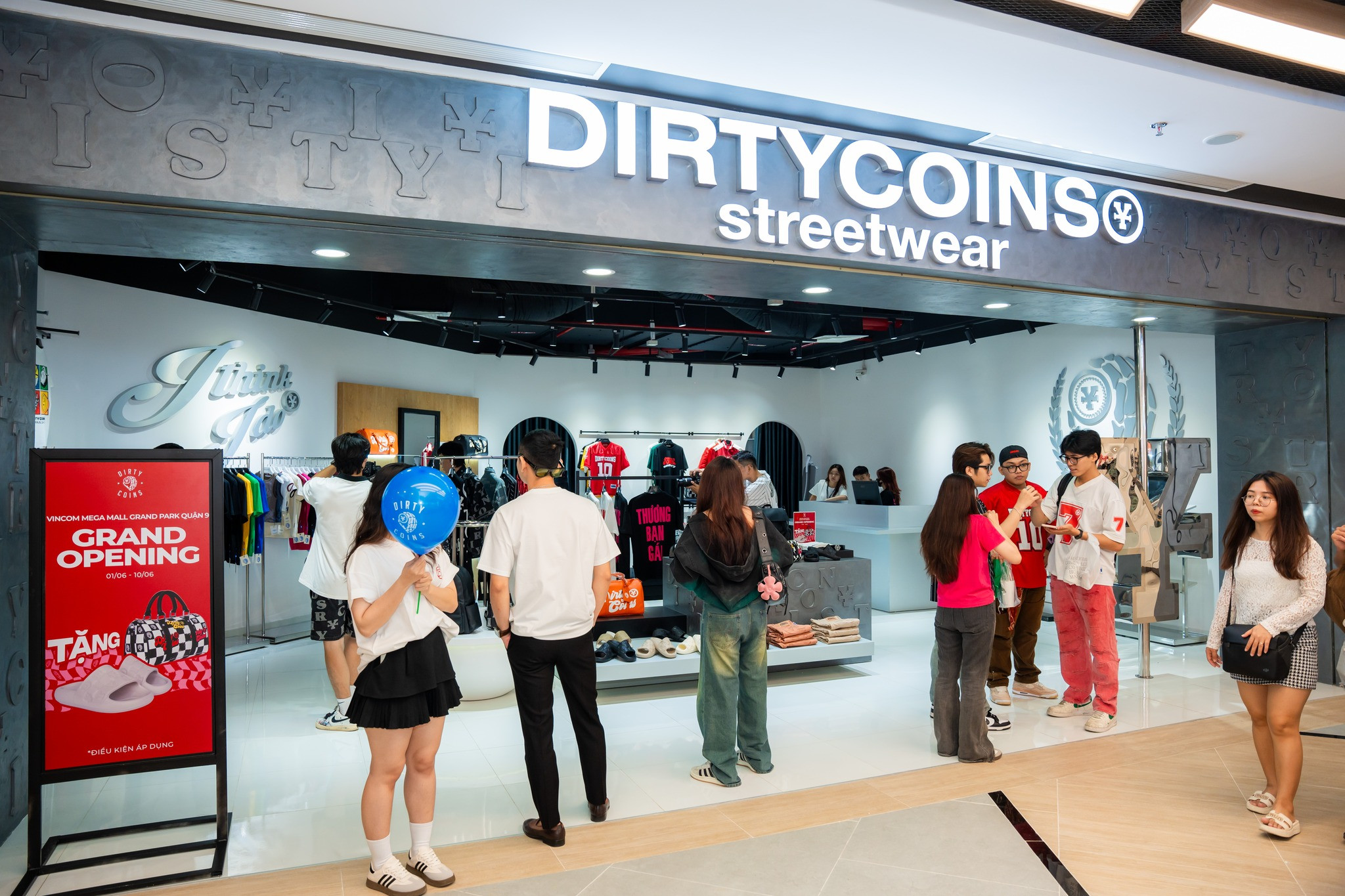 Khách tham quan khám phá không gian giải trí tại Vincom Grand Park
