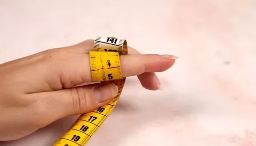 Đo kích thước ngón tay nhiều lần để kết quả chính xác