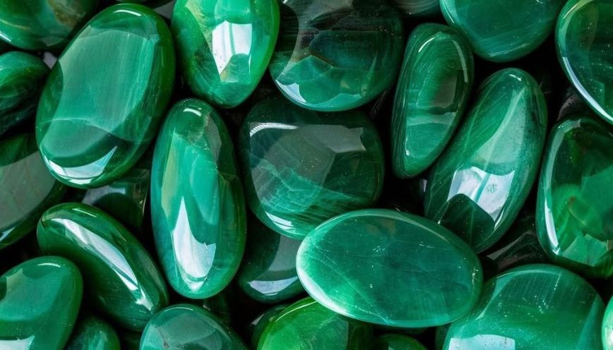 Emerald green sang trọng và rực rỡ